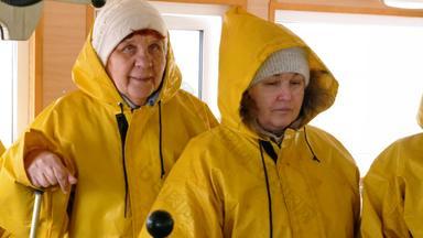 集团高级女人黄色的防水夹克乘客船董事会成熟的女性保护夹克救援操作船事故萨维蒂救援概念